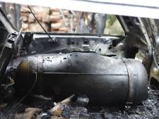 Steekvlammen en knallen van ontploffing gastank: autobrand mogelijk aangestoken in Cuijk