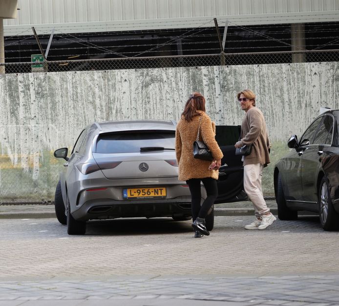 André Hazes werd aan de luchthaven opgewacht door moeder Rachel.