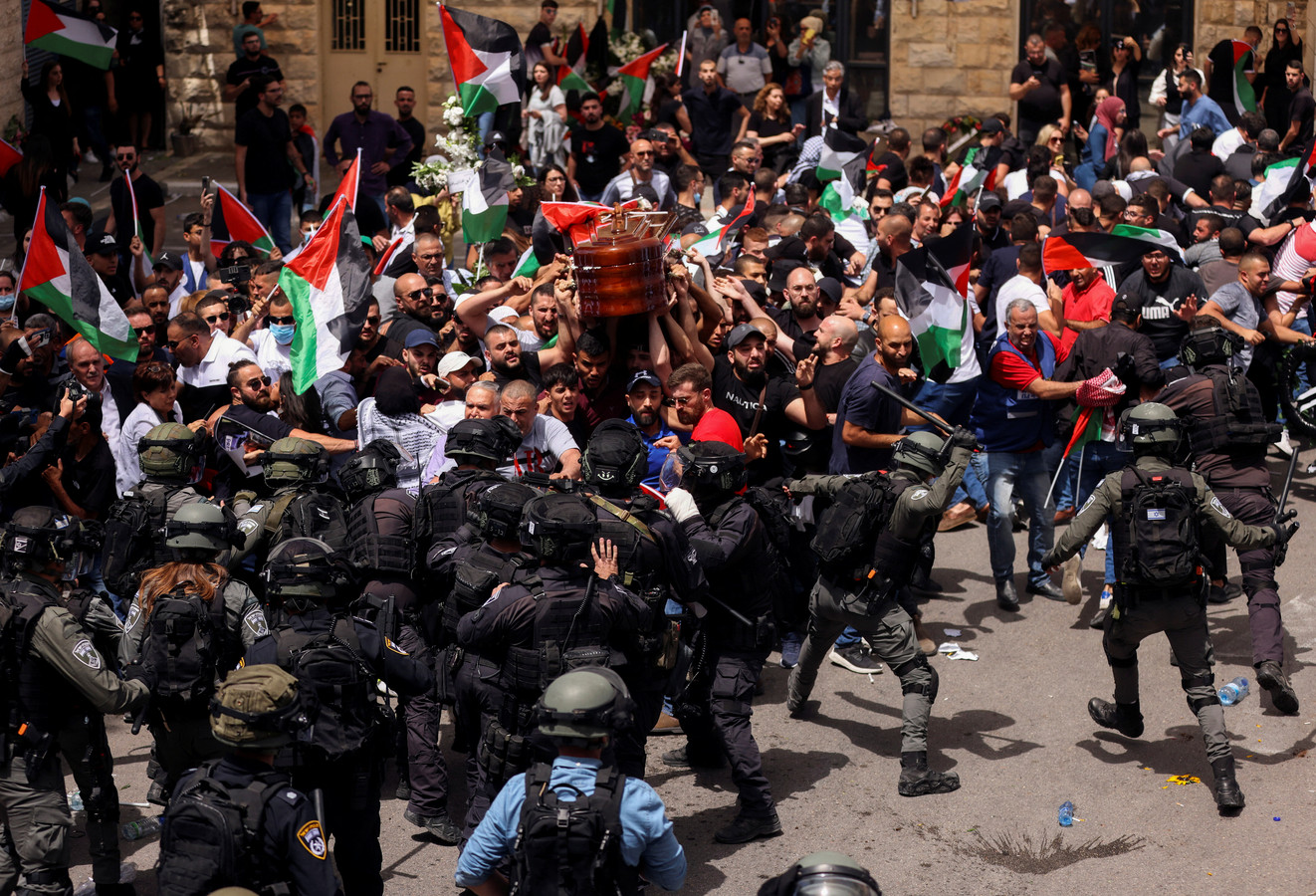 Des images montrent le cercueil de la reporter manquer de tomber au sol alors que des policiers israéliens dispersent la foule