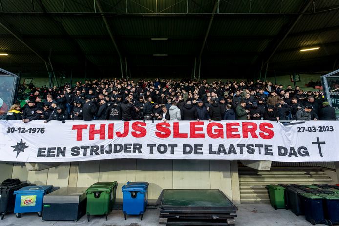 Thijs Slegers werd herdacht met spandoeken, een minuut stilte én een minuut applaus.
