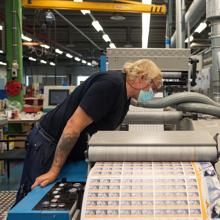 Hoewel er geen bankbiljetten meer weer gedrukt, staan in Haarlem nog persen voor bijzondere producten. Beeld Sabine van Wechem