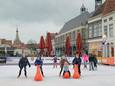 Op het Havenplein in Zierikzee wordt fanatiek geschaatst op een kunstijsbaan.
