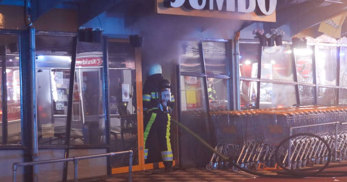 Veel schade Jumbo-supermarkt Leeuwarden door uitslaande brand, woningen ontruimd