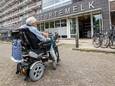 Bij de rolstoeltaxibedrijven is een ernstig tekort aan chauffeurs. Bewoners van de Fokuswoningen Stortemelk in Alphen hebben hier last van.