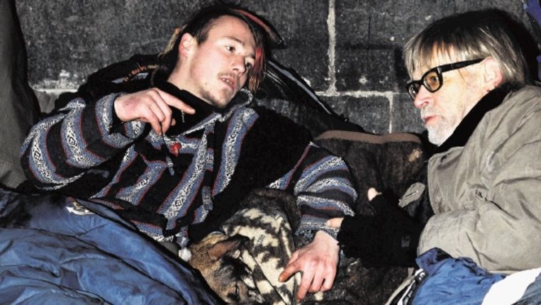 GÃ¿nter Wallraff (rechts) brengt de vriesnacht (-13 graden) onder een Keulse spoorbrug door als dakloze samen met lotgenoot Matthias (30), die al tien jaar op straat leeft. (FOTO THOMAS RABSCH ) Beeld 
