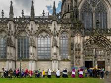 ‘Rockster’ Bernadette beëindigt in Sint-Jan tournee door Nederland: ‘Mensen iets meegeven van Lourdes’