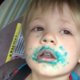 Oeps, betrapt: schattig jongetje ontkent eten cupcake
