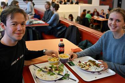 Wij beleefden de glorieuze terugkeer van de friet in studentenrestaurant Alma 2 in Leuven: “Dit is cultureel erfgoed”
