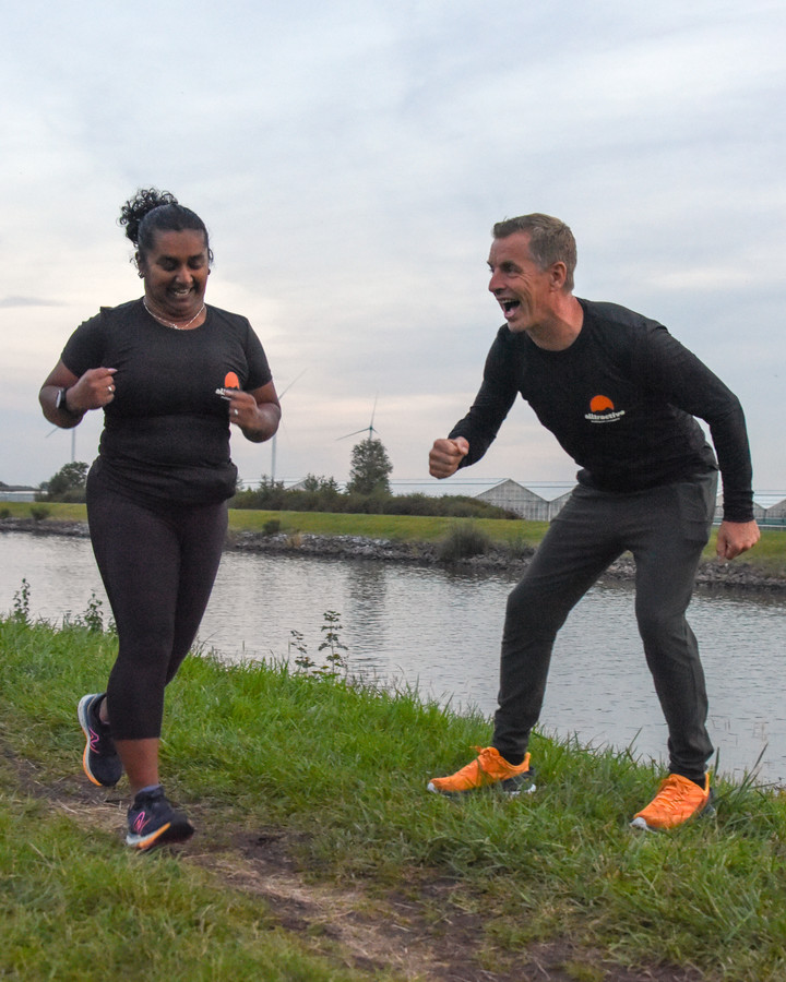 Shama Frijters-Sewlal wordt door haar personal trainer Guido Tap aangespoord alles te geven.