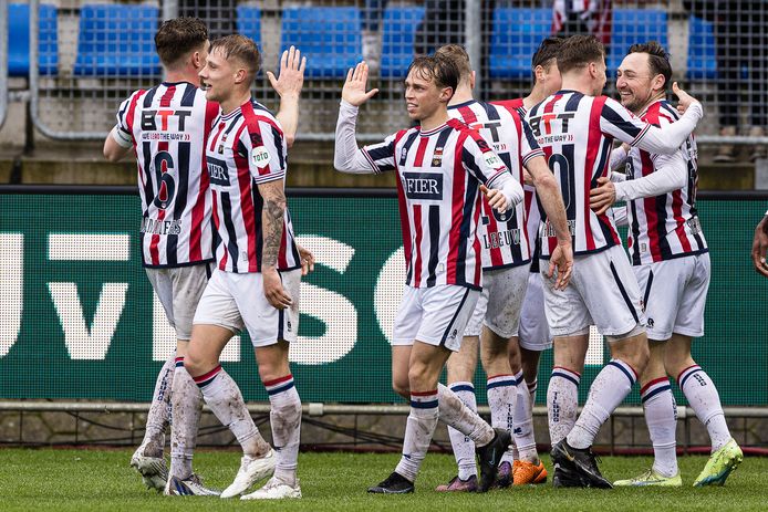 Willem II’er Joeri Schroijen (rechts) wordt bejubeld na zijn 2-0 tegen MVV, in het midden viert basisdebutant Niels van Berkel het feestje mee.