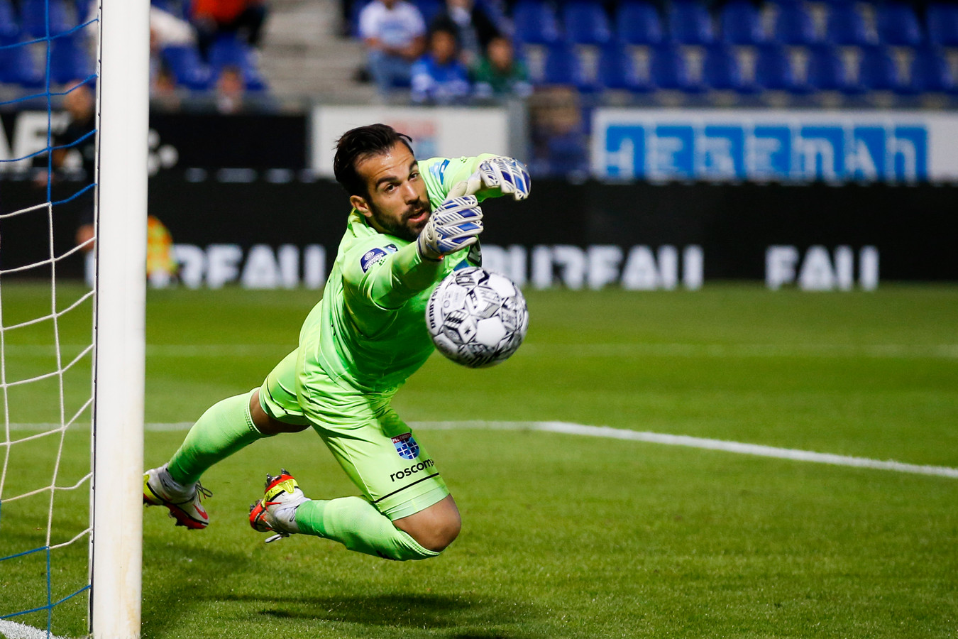 Kostas Lamprou in actie namens PEC Zwolle.