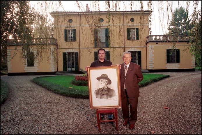 Angiolo Carrara-Verdi samen met zijn vader Alberto in 2010 voor de Villa Verdi in Sant'Agata bij Busseto.
