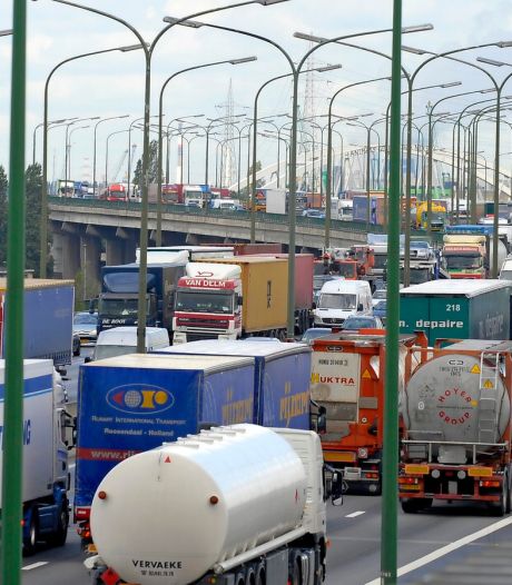 Chaos op Antwerpse Ring na ongeval met vier vrachtwagens op viaduct van Merksem richting Nederland