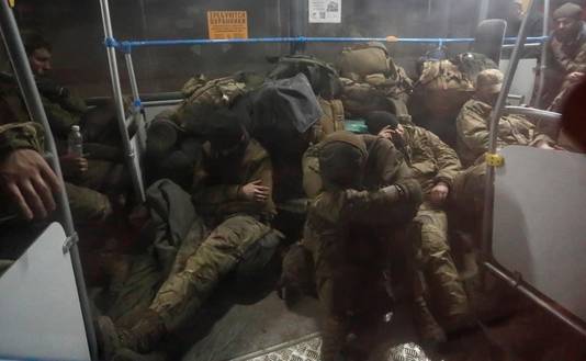 Oekraïense strijders uit de Azovstal-fabriek, in een bus na overgave aan Rusland.