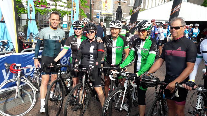 KNWU-bondscoach Koos Moerenhout uit Steenbergen, hier links bij de start van zijn eigen Classic in 2017, last zijn toertocht voor dit jaar af vanwege corona. Bovendien roept hij alle fietsers op om in hun eentje te trainen, niet meer in groepjes.
