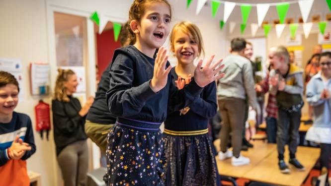 Lara (7) uit Raalte kan haar leven lang al niet eten en drinken en zit daarom nu als superheld bij een Happy Meal