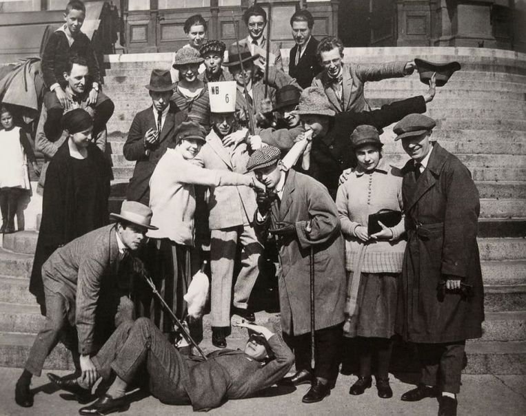 Deelnemers aan het dada-constructivistisch congres in Weimar, september 1922, onder wie: Theo van Doesburg (midden, met nummer De Stijl op zijn hoofd), Nelly van Doesburg (links van Theo), Tristan Tzara (rechts van Theo, geeft handkus aan Nelly), Hans en Sophie Arp-Taeuber (rechtsvoor), Hans Richter (op de grond liggend), El Lissitzky (bovenaan met pet en pijp), László Moholy-Nagy (bovenste rij rechts). Beeld 
