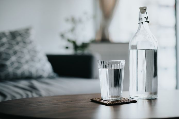 Klopt het dat je ‘s ochtends best een glas water drinkt op een nuchtere maag?