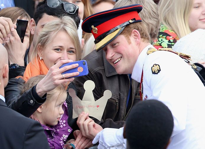 Prins Harry ging met een brede glimlach op de foto.