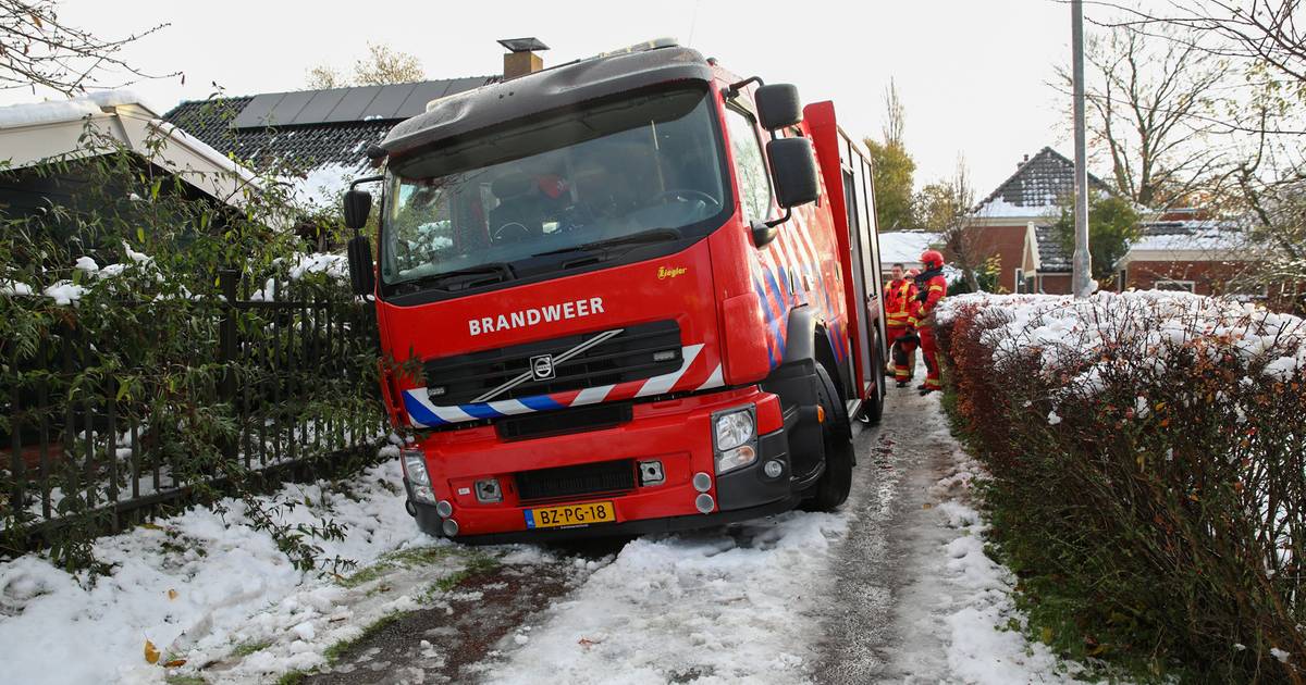 Brandweerauto komt vast te zitten na slippertje