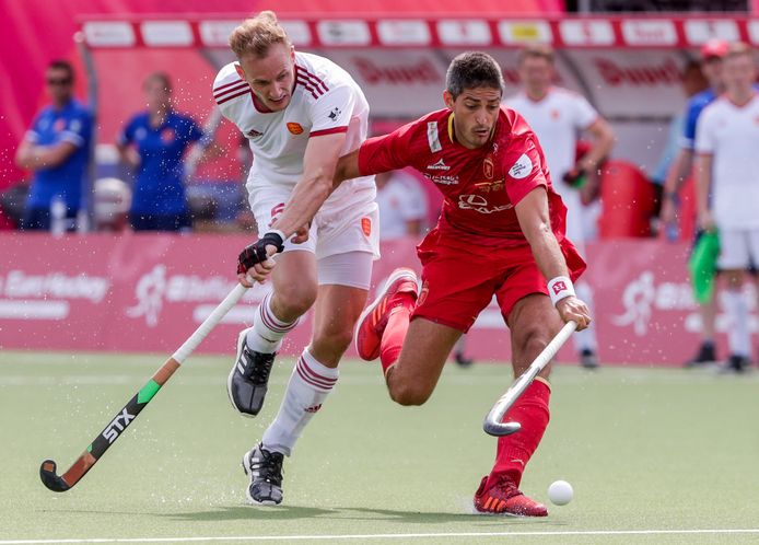 Xavi Lleonart namens Spanje in actie tegen Engeland op het EK in Antwerpen.