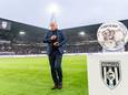 Technisch directeur Nico-Jan Hoogma sprak vlak voor de aftrap van de kampioenswedstrijd tegen Jong Ajax de eigen aanhang op Erve Asito toe.