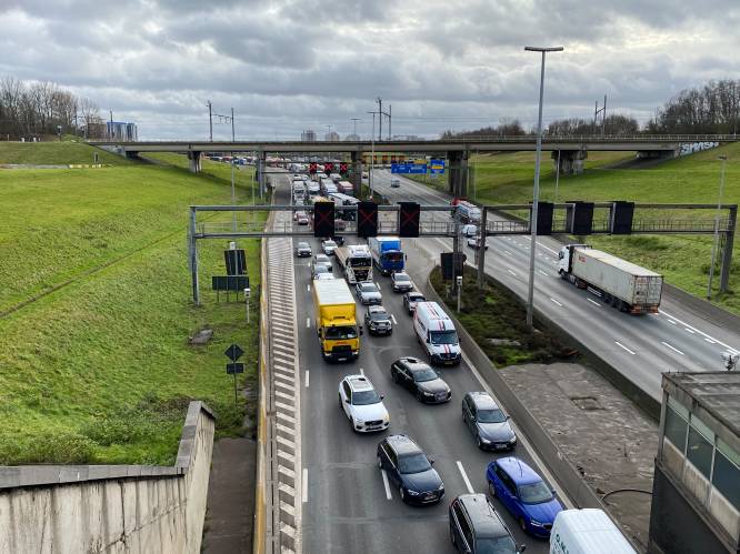 Halfuur file op Antwerpse Ring richting Gent door obstakel op de weg ter hoogte van Kennedytunnel