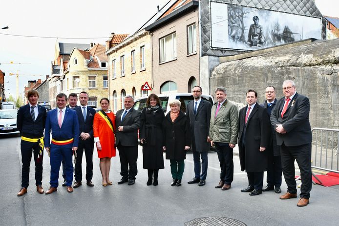 Generaal Maczek werd vereeuwigd op een street art canvas dat je kan bewonderen langs de Sint-Hubrechtsstraat.