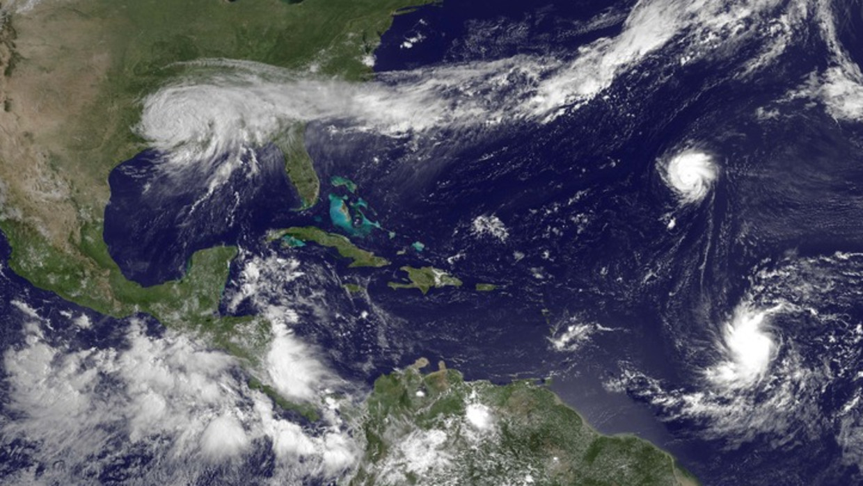 Twerwijl Isaac (L.) New Orleans teistert, ontwikkelt Kirk zich boven de oceaan. Beeld ap
