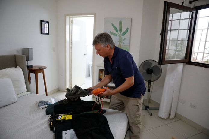 De 65-jarige Richard Phillips uit Ottawa pakt zijn koffer in in Port-au-Prince, Haiti. Beeld van eerder deze maand.
