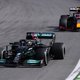 Ode aan Senna: Hamilton verslaat Verstappen na titanenduel in Brazilië