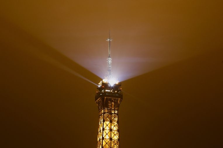 De verlichte Eiffeltoren.  Dankzij de aanvoer uit ons land bleef het licht afgelopen jaar branden in Parijs. Beeld REUTERS