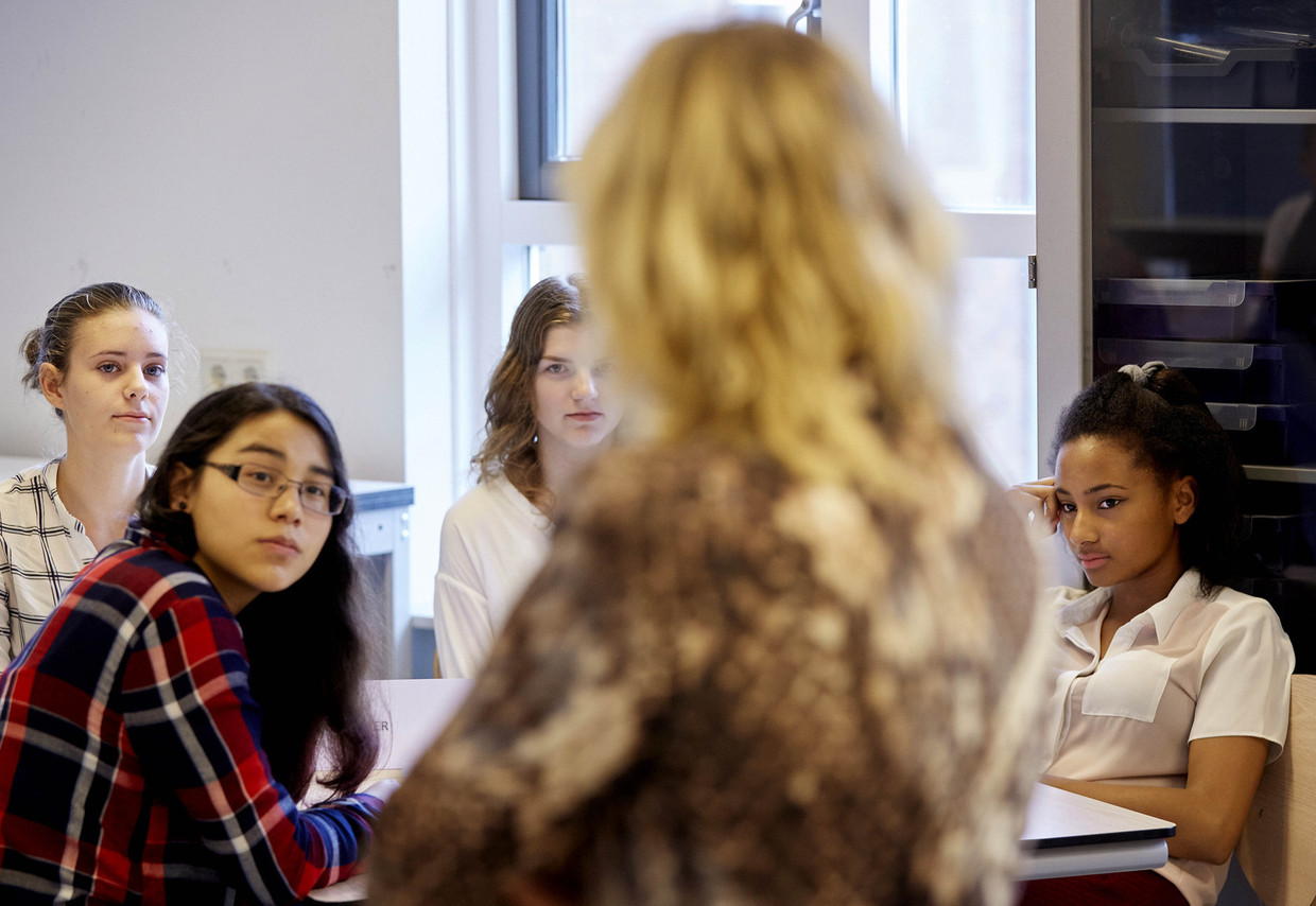 Minister van Onderwijs, Cultuur en Wetenschap Jet Bussemaker staat voor de klas van 3 VMBO-t op de school Het Baken Almere, tijdens de Dag van de Leraar. Beeld ANP