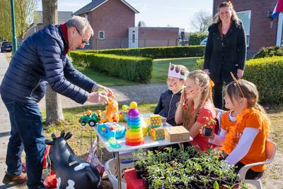 Spelletjes en springkussens tijdens Koningsdag in Maarheeze en Gastel
