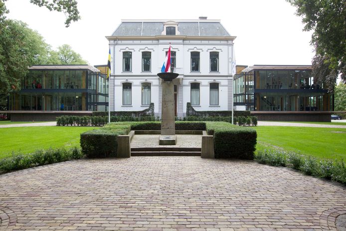 Het gemeentehuis van Brummen waar de momenteel zeven fracties normaalgesproken met elkaar debatteren.