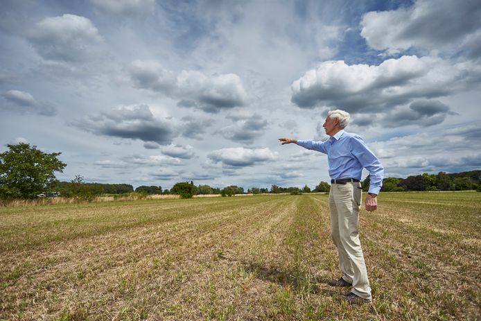 Projectleider Jaap Ypma van BrummenEnergie toont de locatie waar het zonnepark Elzebos komt.