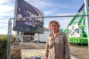 Duikkampioen Brigitte Banegas op de plek waar straks een appartementencomplex komt