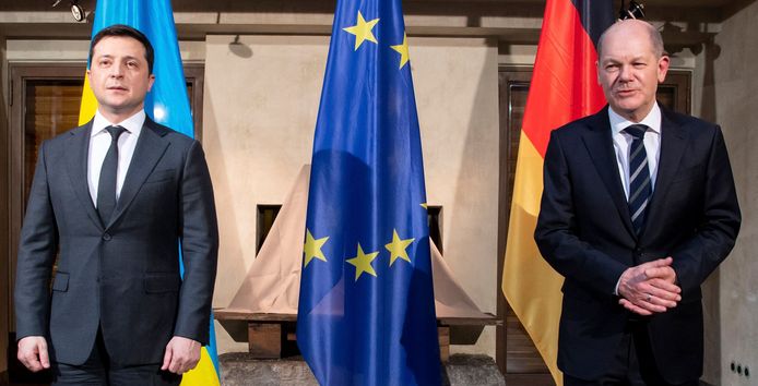 De Oekraïense president Zelenski (links) op de veiligheidstop met de Duitse bondskanselier Scholz