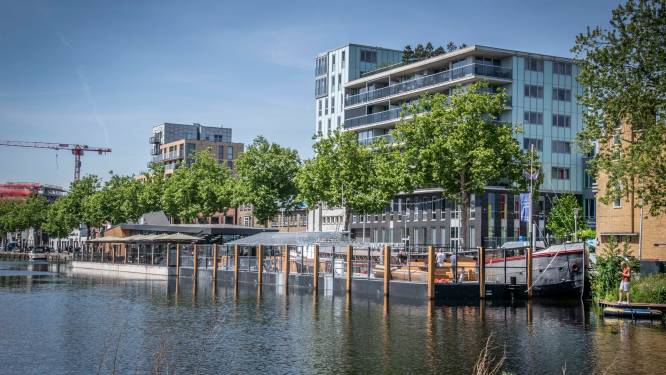 Bewoners Piushaven best bereid tot overleg over parasols op drijvende terrassen; ‘Willen van ons uitzicht kunnen genieten’