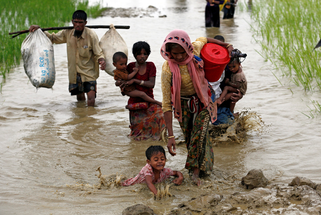 Rohingya trekken Bangladesh binnen Beeld REUTERS