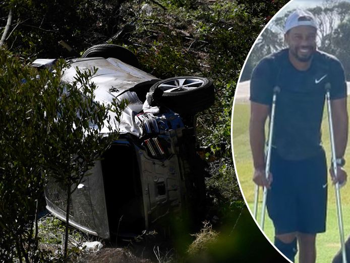 Tiger Woods (inzet) naast het wrak.