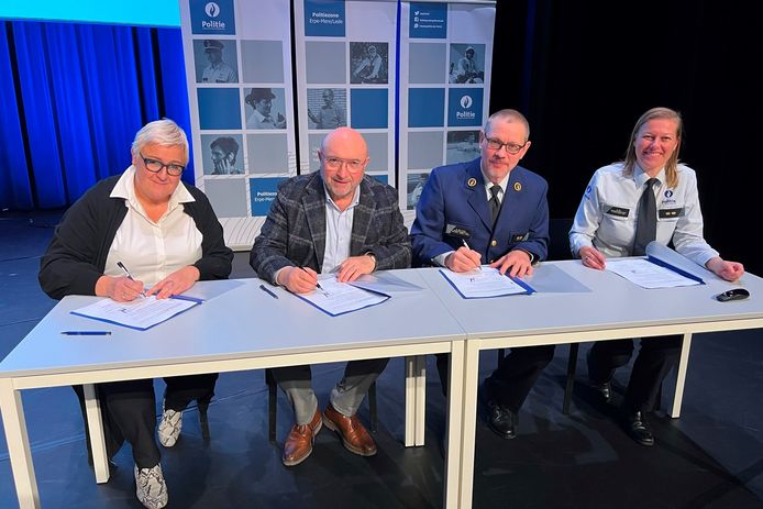 BIN-coördinator Sabine Capelleman, burgemeester Hugo De Waele (CD&V), korpschef Benny De Smet en commissaris Nathalie Bel onderteken de oprichtingsakte van BIN Mere.