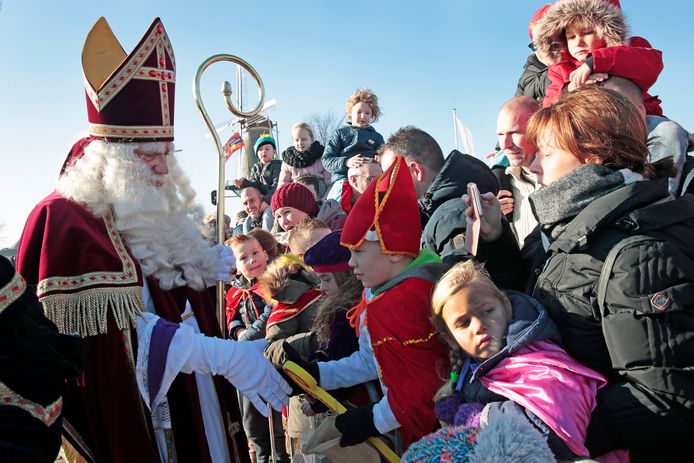 Overal Roetveegpieten Bij Sintintochten Op Voorne Putten Maar Bedrijven Willen Klassieke Pieten Voorne Putten Ad Nl