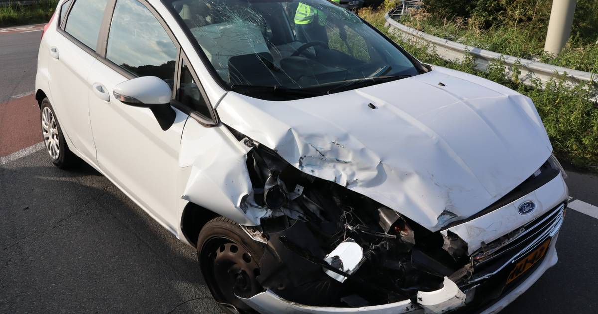 Twee auto's botsen op brug op afrit A59 bij Waspik
