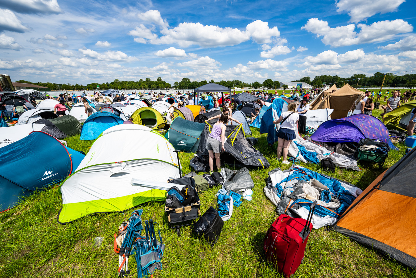 in-beeld-daar-zijn-de-koelboxen-vol-bier-daar-zijn-de-tenten-grote