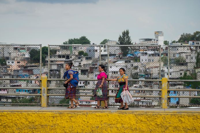 Vrouwen wandelen op de Naranjo-brug terwijl reddingswerkers naar overlevenden zoeken.