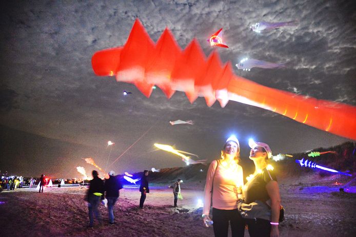 Verlichte vliegers op het strand bij de Fjoertoer Renesse.