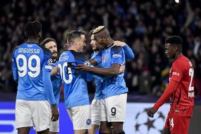 Napoli komt nooit in de problemen tegen Frankfurt en staat voor het eerst in de kwartfinales van de Champions League