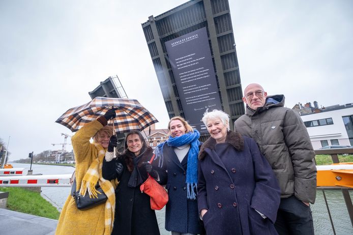 Onthulling van het bruggedicht van Herman de Coninck aan het Plaisanceplein in het bijzijn van Lieve Coppens, Kristien Hemmerechts en Laura, Magdalena en Tomas de Coninck