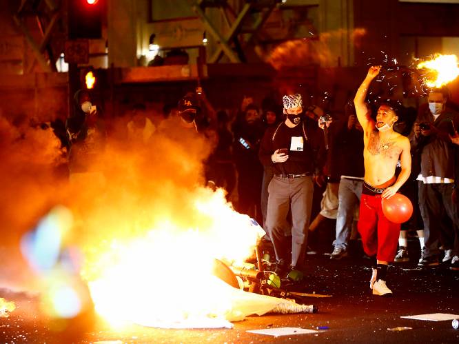 Rellen in de VS breiden zich uit naar het hele land: twee doden, betogers omsingelen Witte Huis
